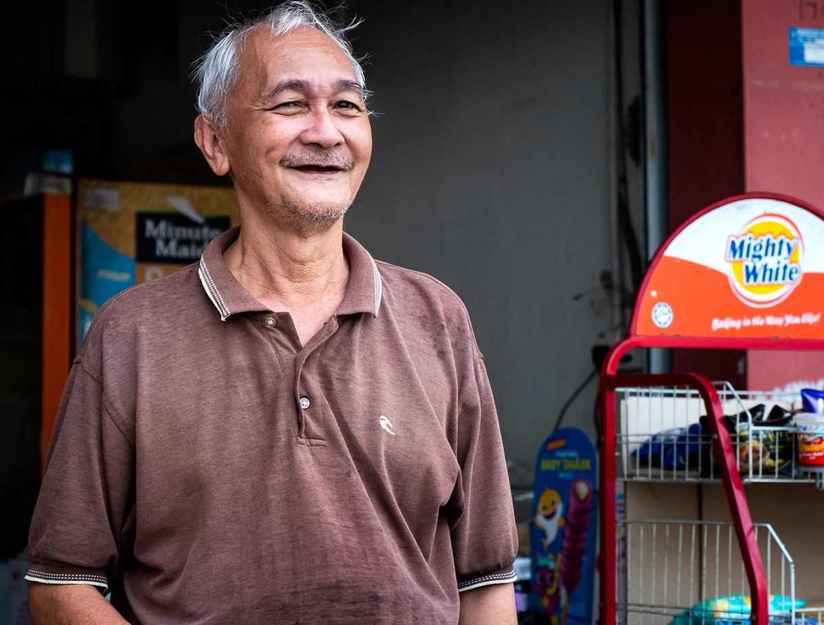 Mohamed, devant son dépanneur.
