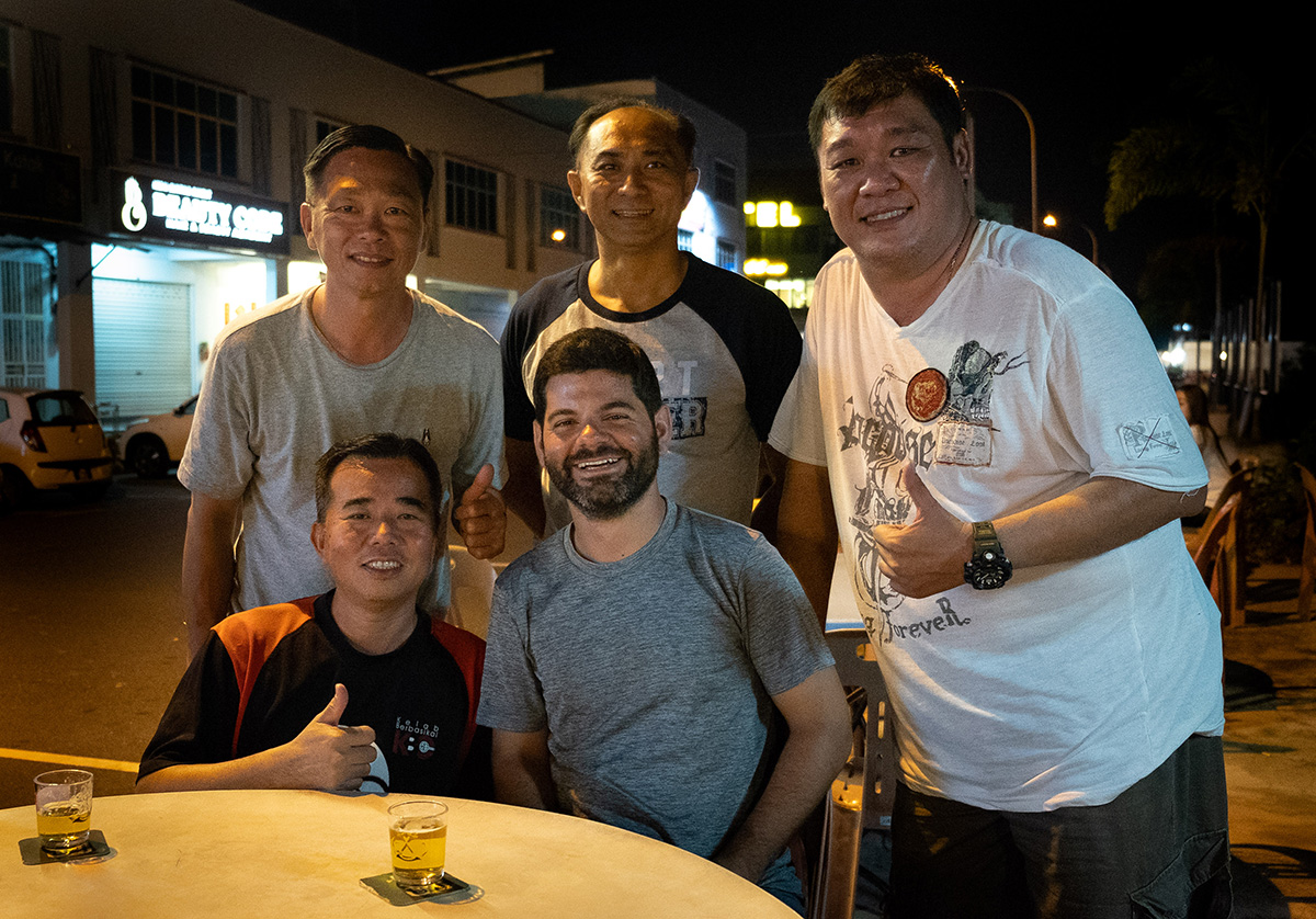 Yee Sun, Yau et Michael derrière, Jackie et moi à l'avant.