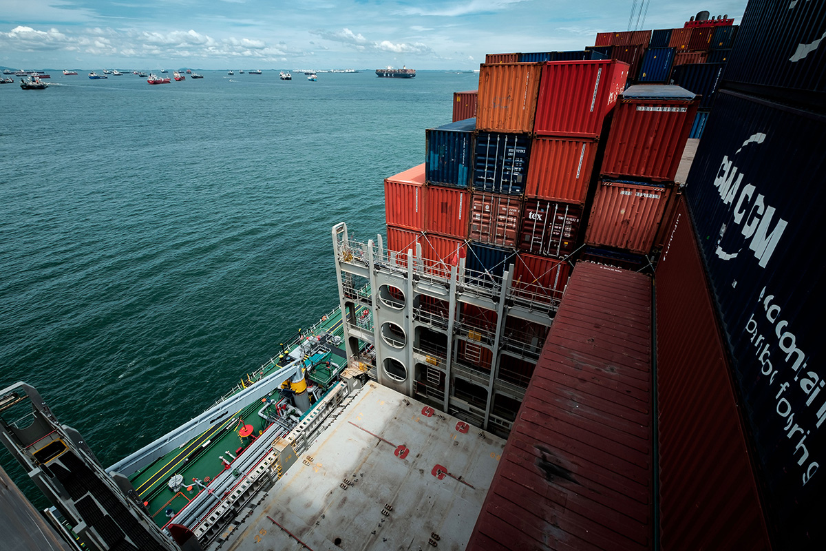 Chargement du bateau, au port de Singapour.