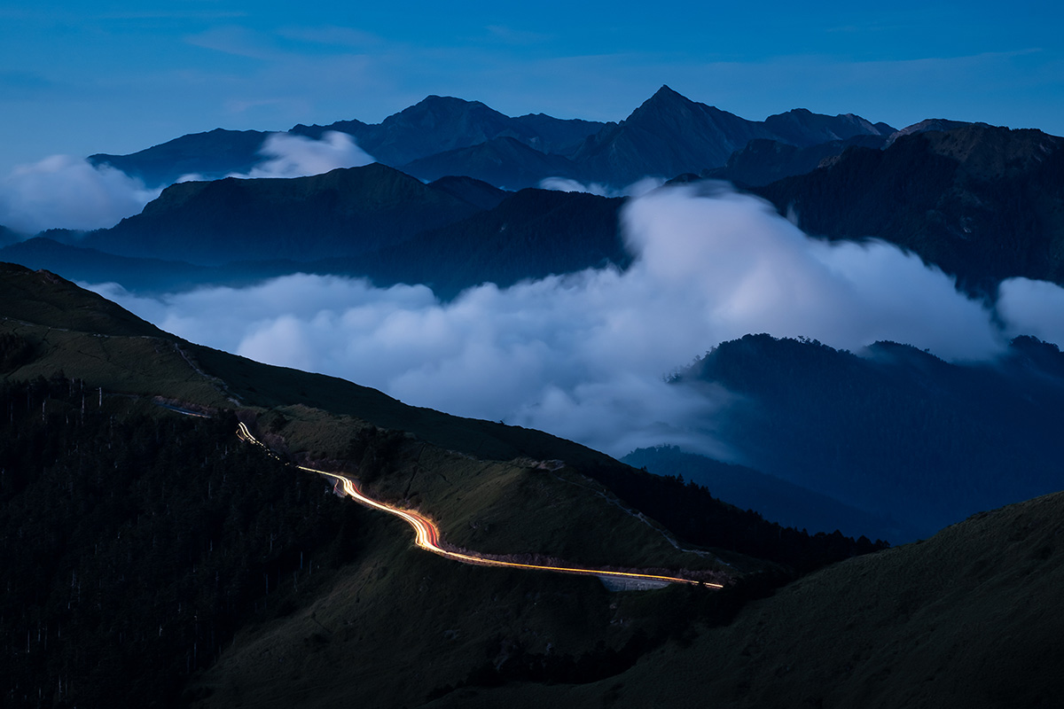 La nuit tombe dans les montagnes taïwanaises.