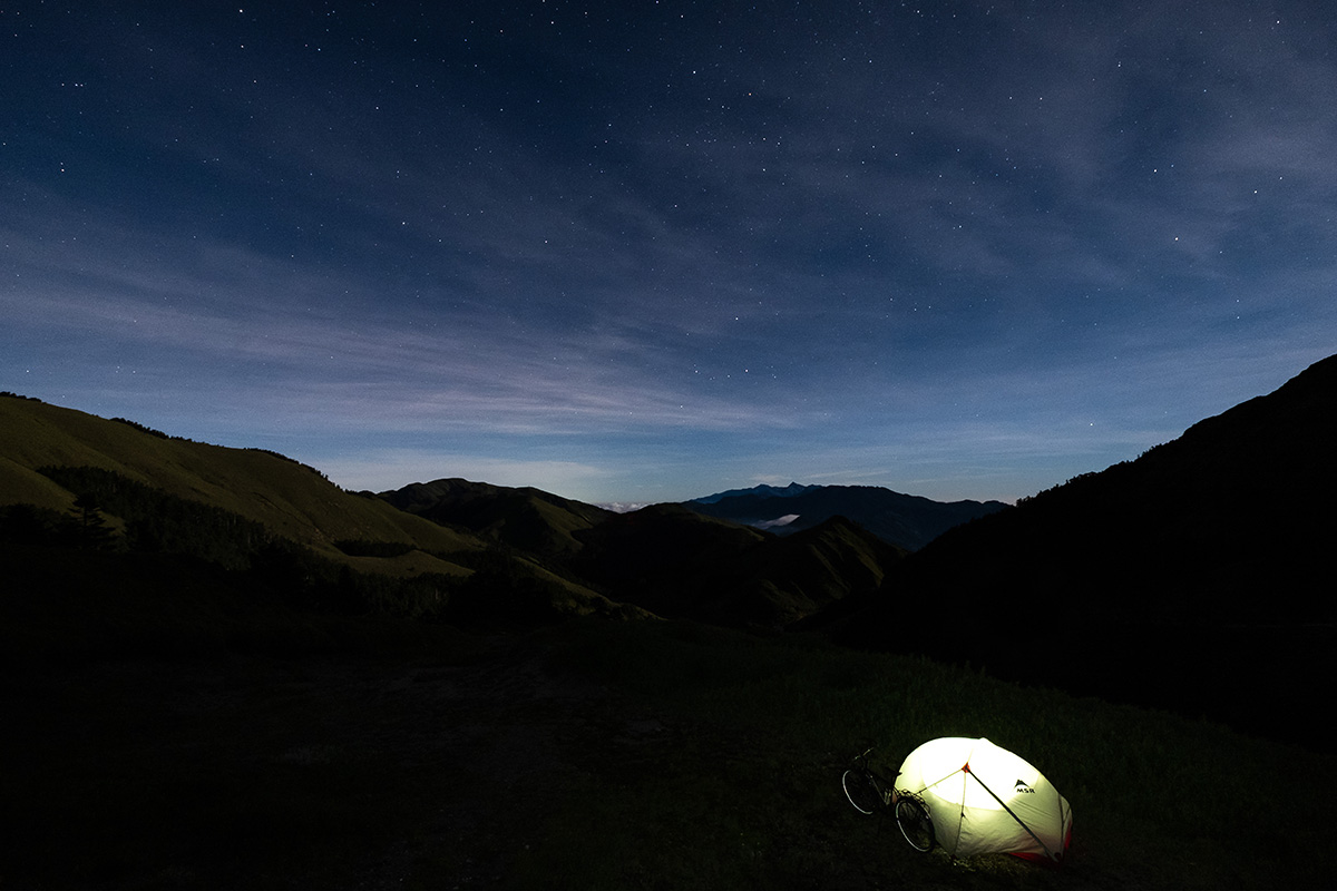 Nuit froide et bleutée au sommet du mont Wuling.