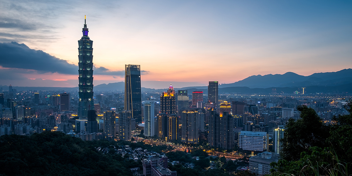 Taipei, avec son immense tour Taipei 101 surclassant tous les autres gratte-ciel.