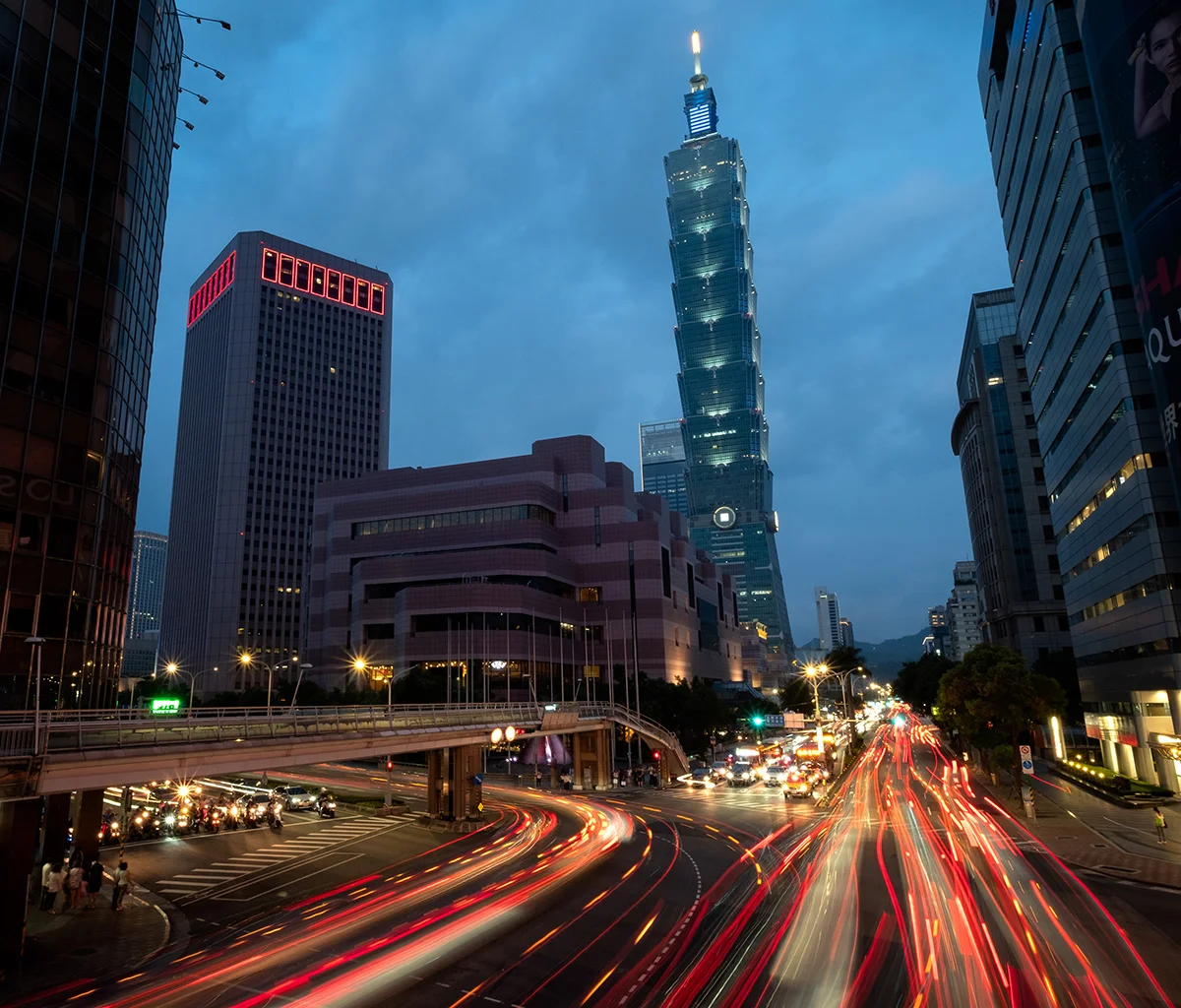 Circulation de nuit à côté de la tour Taipei 101.