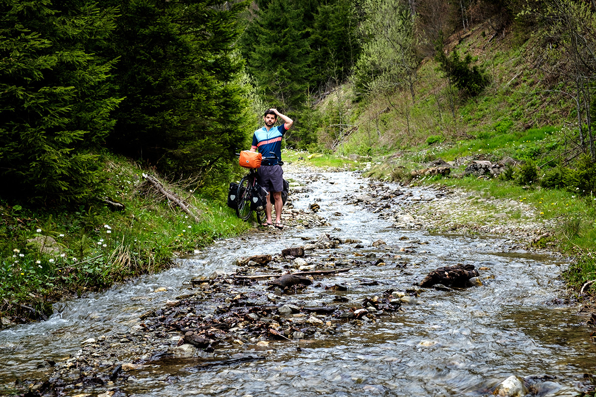 Un mauvais choix d’itinéraire, devant une route transformée en rivière en Bosnie-Herzégovine.