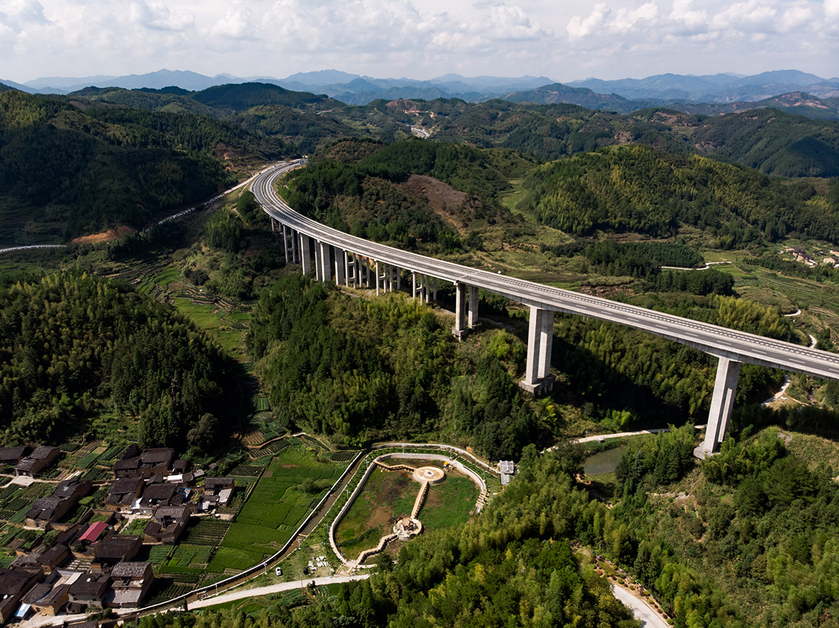 Les nouvelles routes et ponts passant le plus souvent en plein milieu du paysage.
