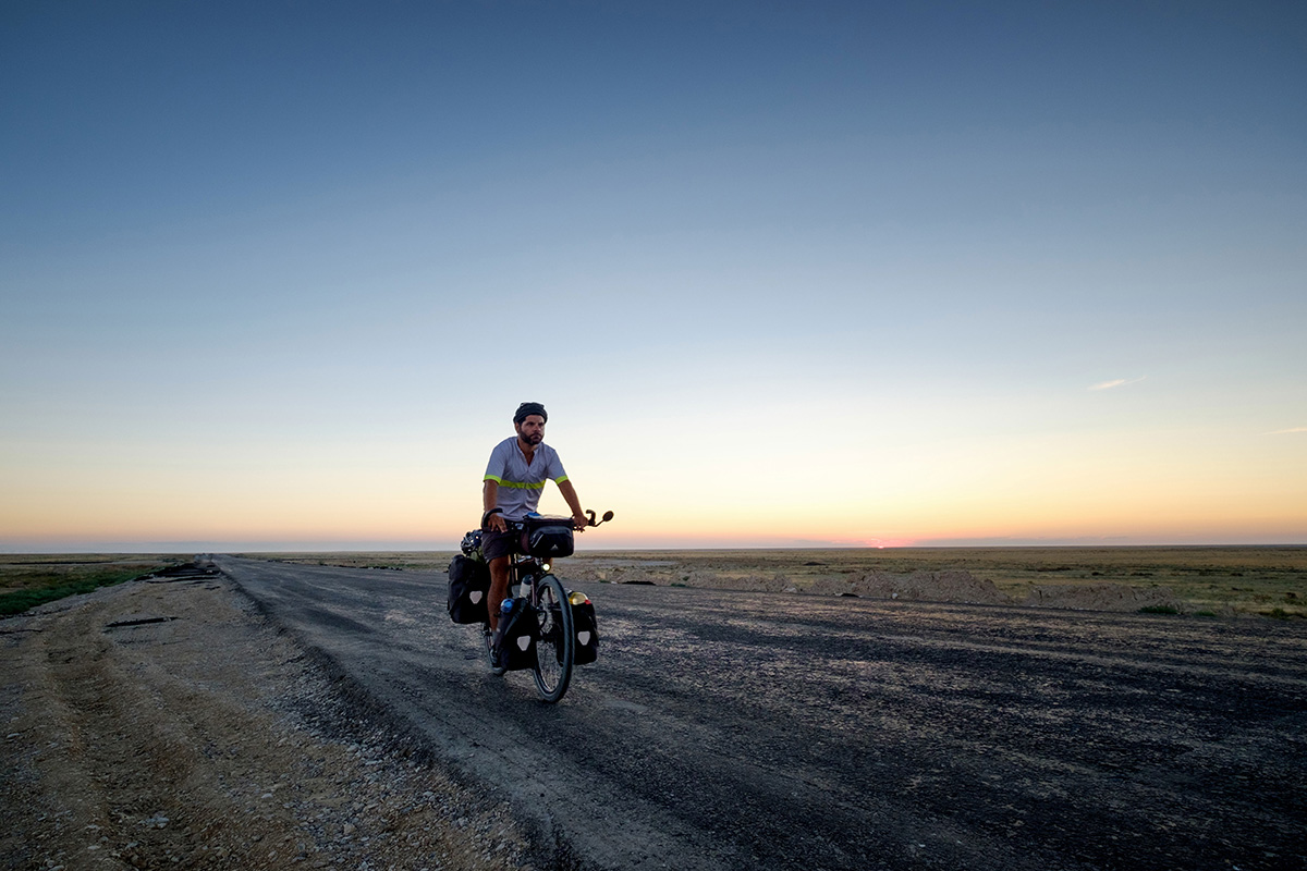 Ma lumière éclaire ma route en plein milieu du désert au Kazakhstan.