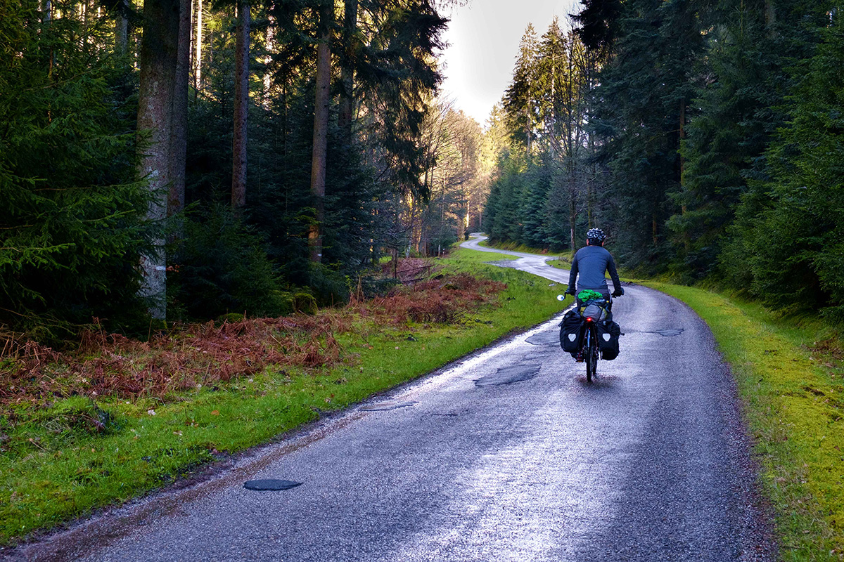Ma lumière arrière permet de me faire voir, même s’il n’y a pas beaucoup de circulation dans les Vosges, en France.