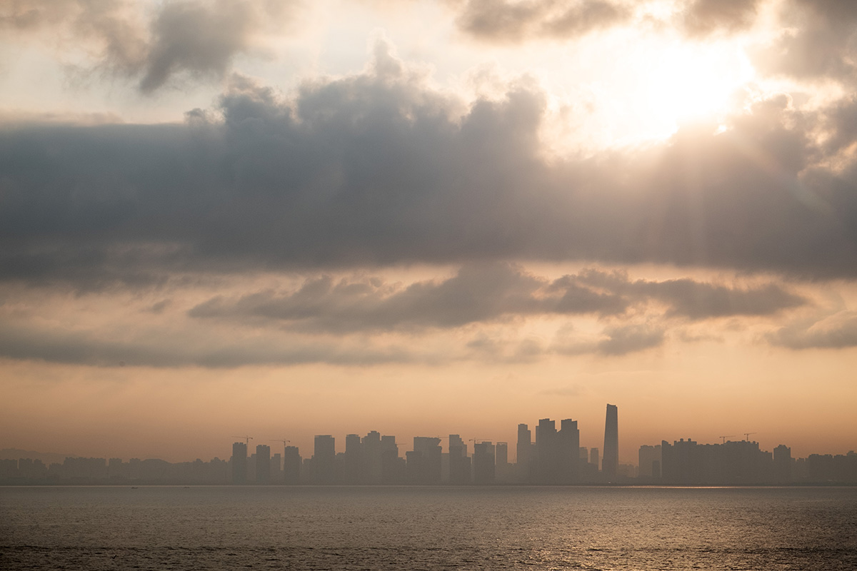Ma première vue de la péninsule coréenne : la ville d’Incheon au matin.