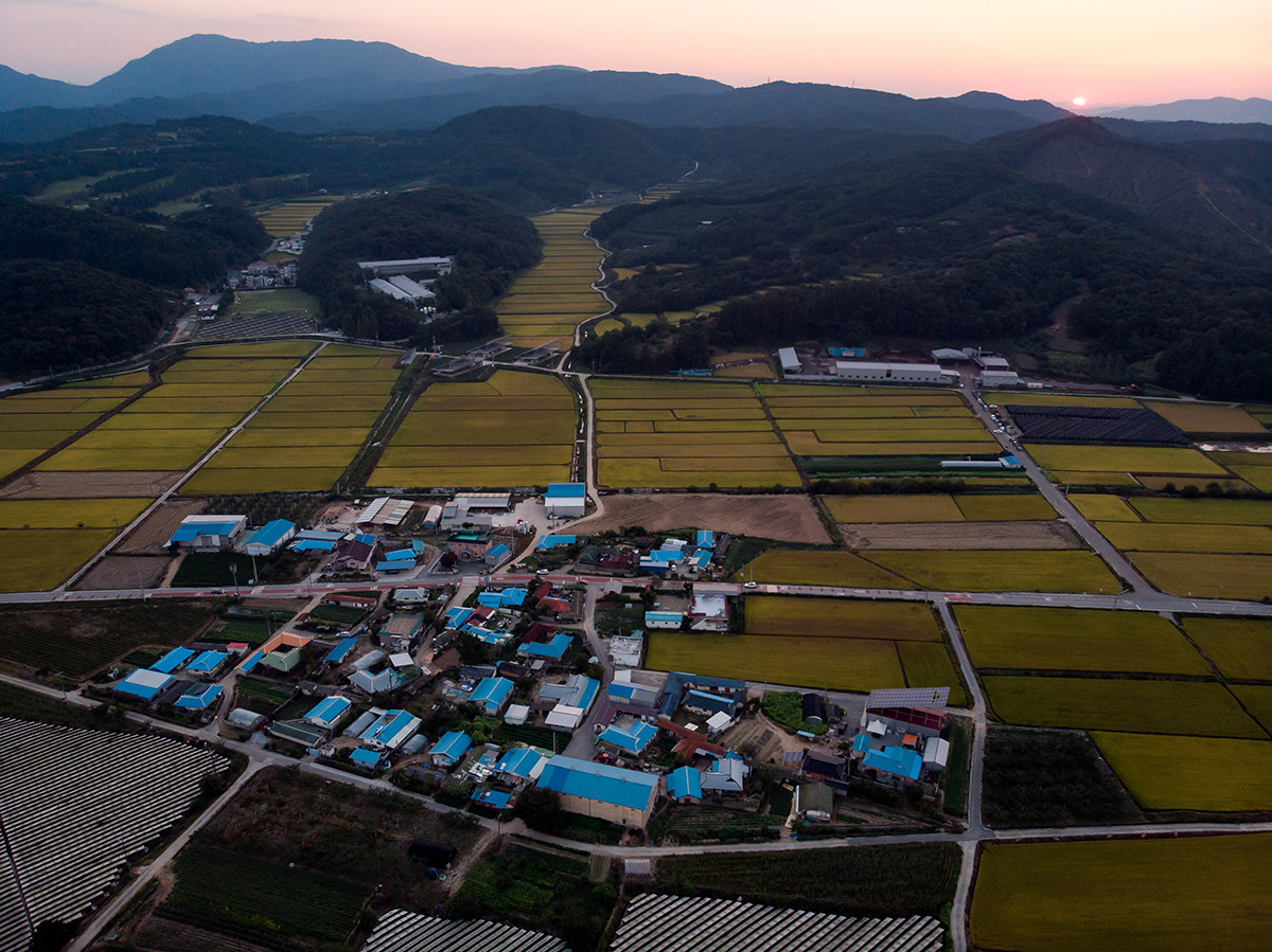 Village agricole au pied des montagnes.