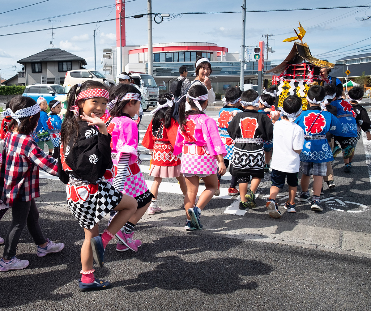 Les filles alternent aux garçons avec différentes constructions et costumes.