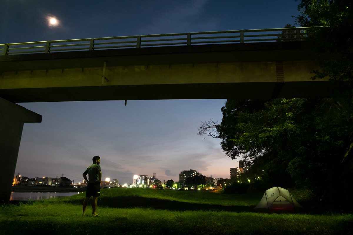 Sous un pont en bordure d’une voie piétonne qui longe une petite rivière à Okayama.