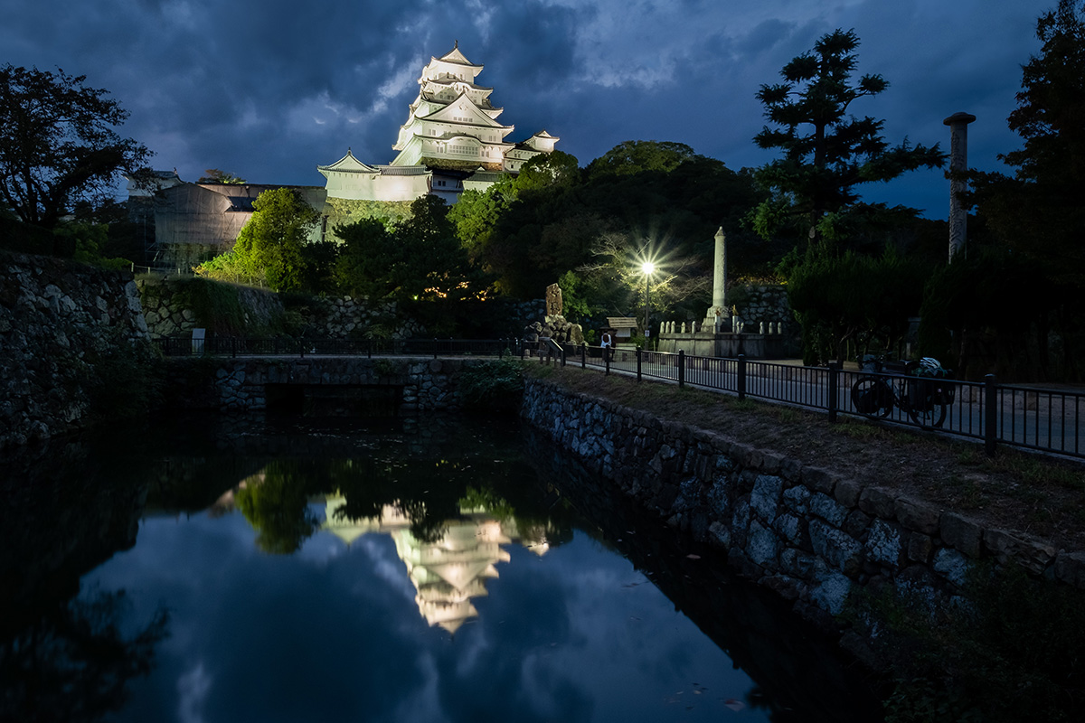 Réflexion du château d’Himeji dans le fossé l’entourant.