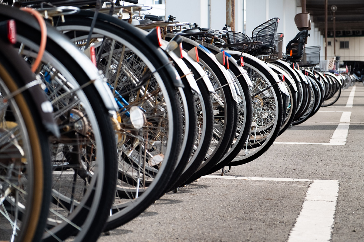 Des millions de Japonais vont tous les jours au travail en vélo. En voici quelques centaines en bordure d’une entrée d’une station de train.