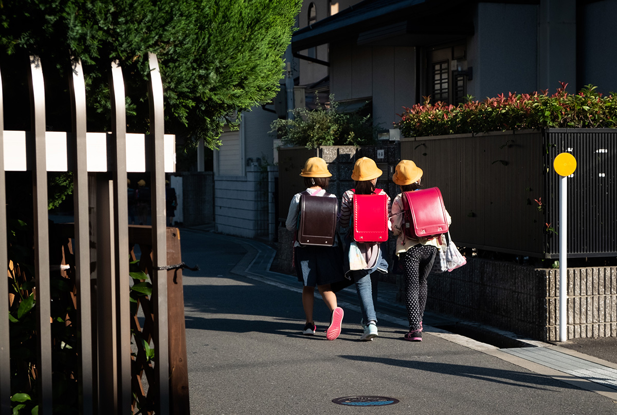 Quelques jeunes écoliers japonais. Même les sacs d’école dans ce pays semblent uniques ou sortis d’un autre âge.