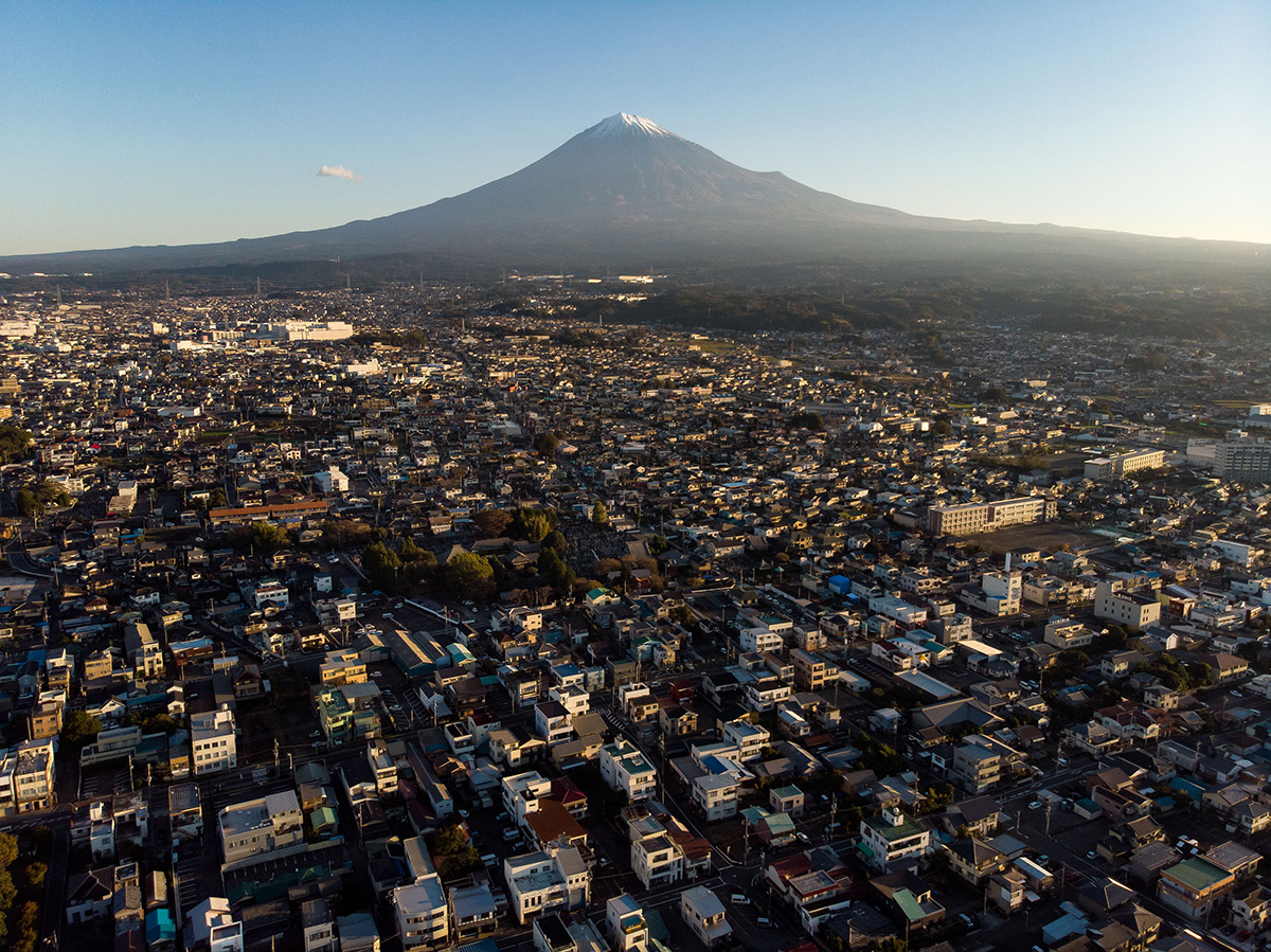 La ville de Fujinomiya à l’aube, au pied du mont Fuji.