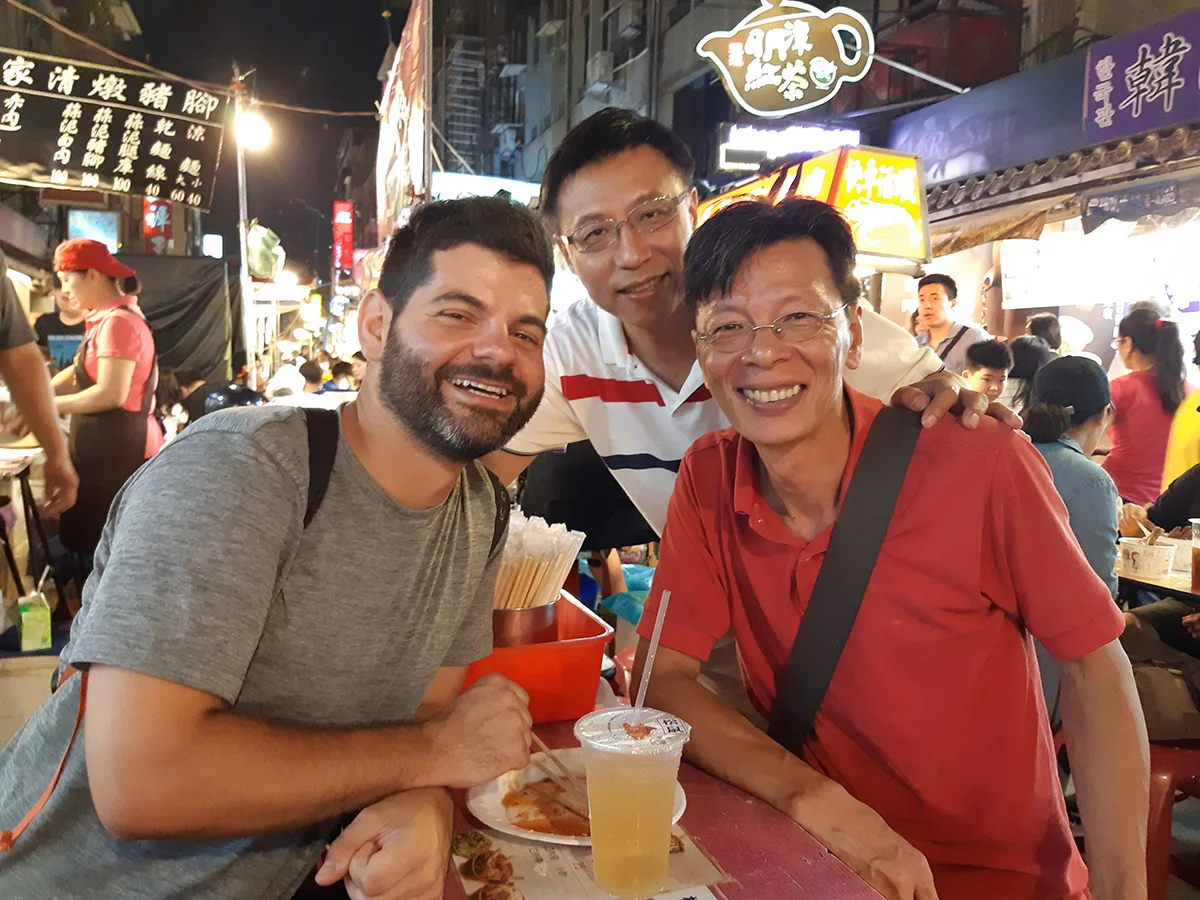 En compagnie de Luke, à droite, et de James, à l’un des nombreux marchés de nuit de Taipei.
