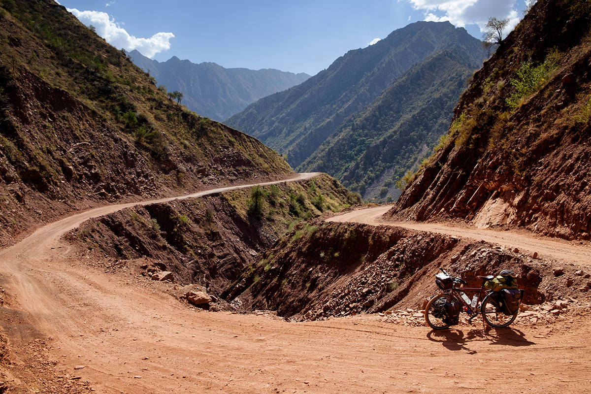 Une vis de mon support à bagages arrière a brisé dans cette route difficile du Tadjikistan. La réparation a été effectuée avec l’aide d’un bon samaritain.