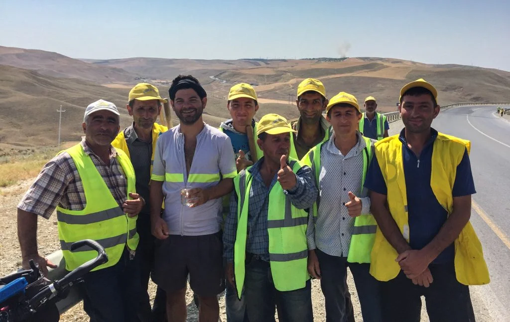 En compagnie de travailleurs de la voirie en Azerbaïdjan.
