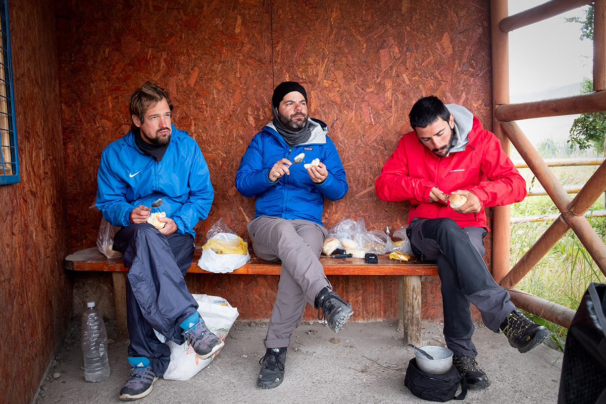 Partager un « repas » avec un Allemand et un Italien dans un arrêt d’autobus du Chili.