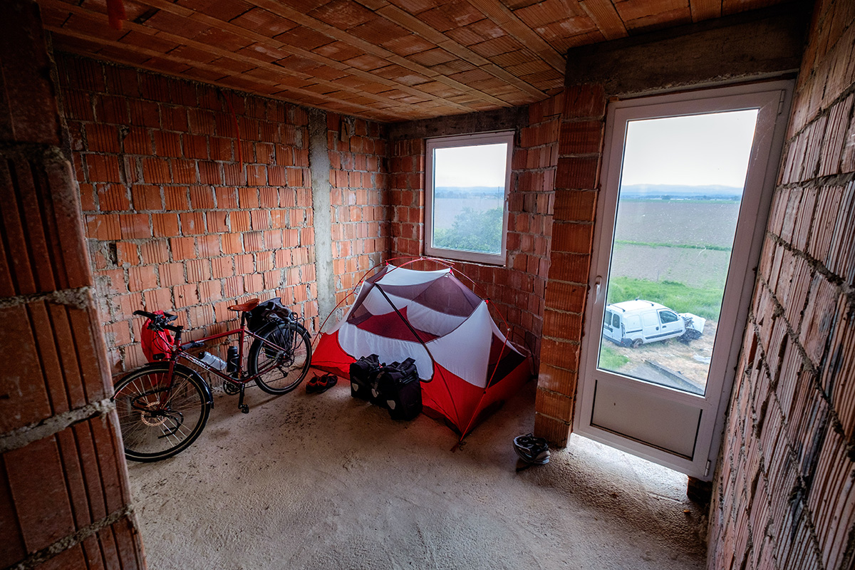 Caché dans une maison abandonné en Bosnie-Herzégovine.