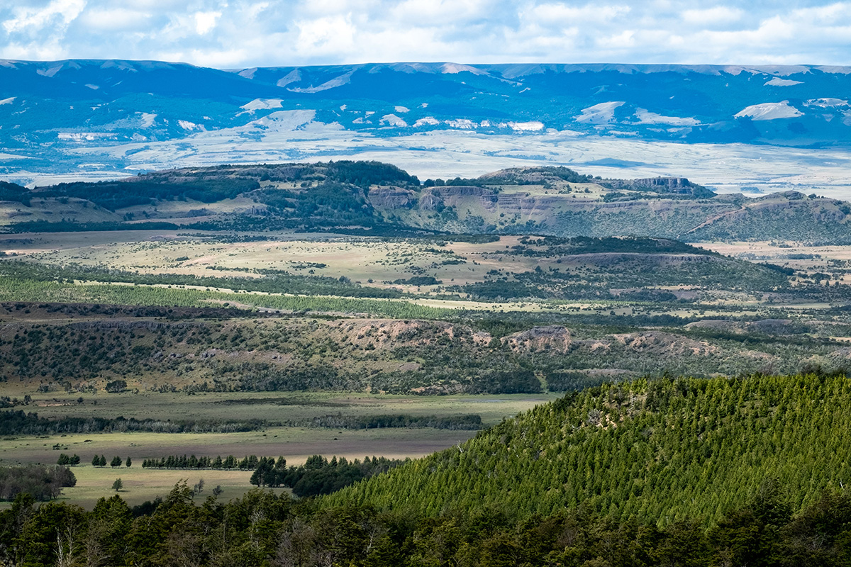 Les montagnes s’aplatissent à mesure que l’on remonte vers le Nord.