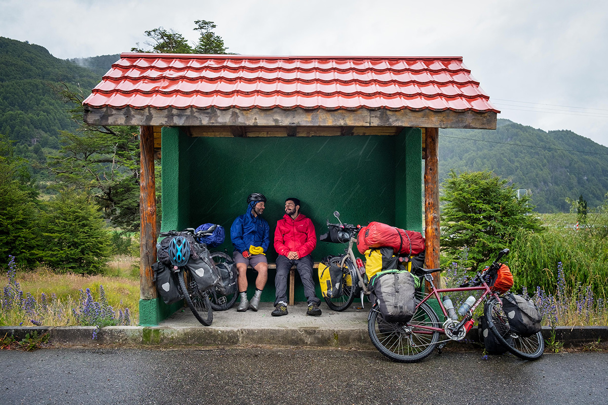 Davide et moi gardons le sourire même sous la pluie.