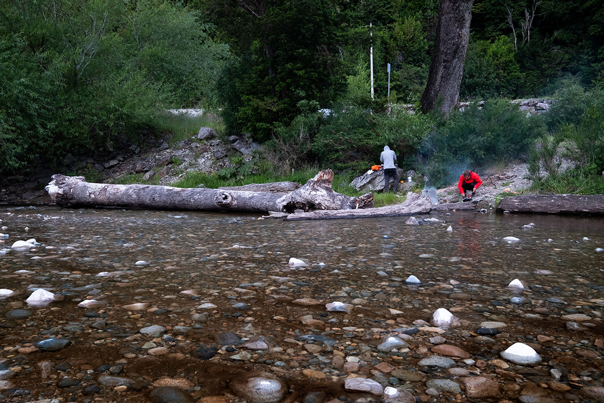 Davide et Freddy cuisinent au camp. Je m’occupe des photos les deux pieds dans l’eau glacée.