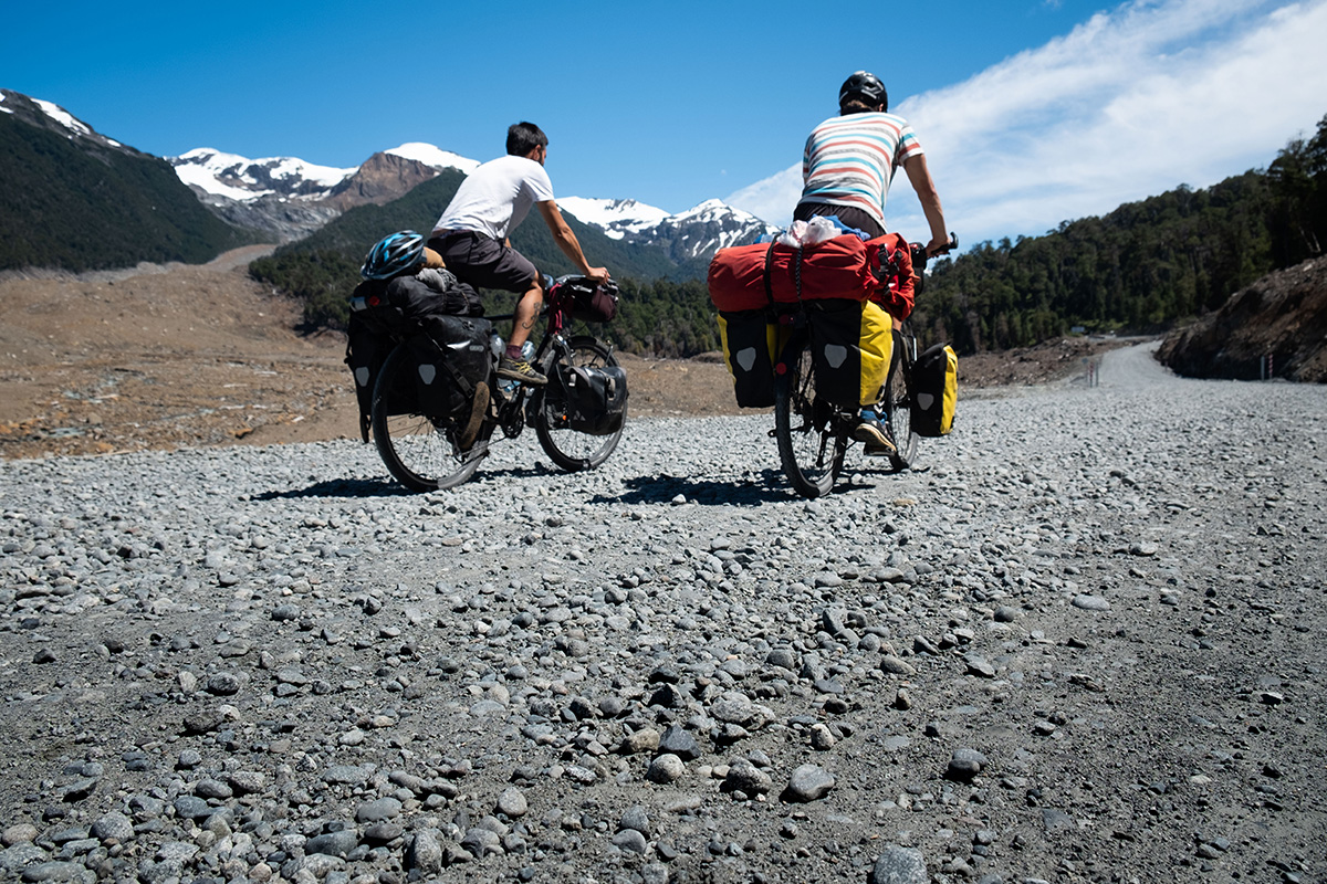 Davide et Freddy roulant sur la « nouvelle » route toujours en reconstruction.