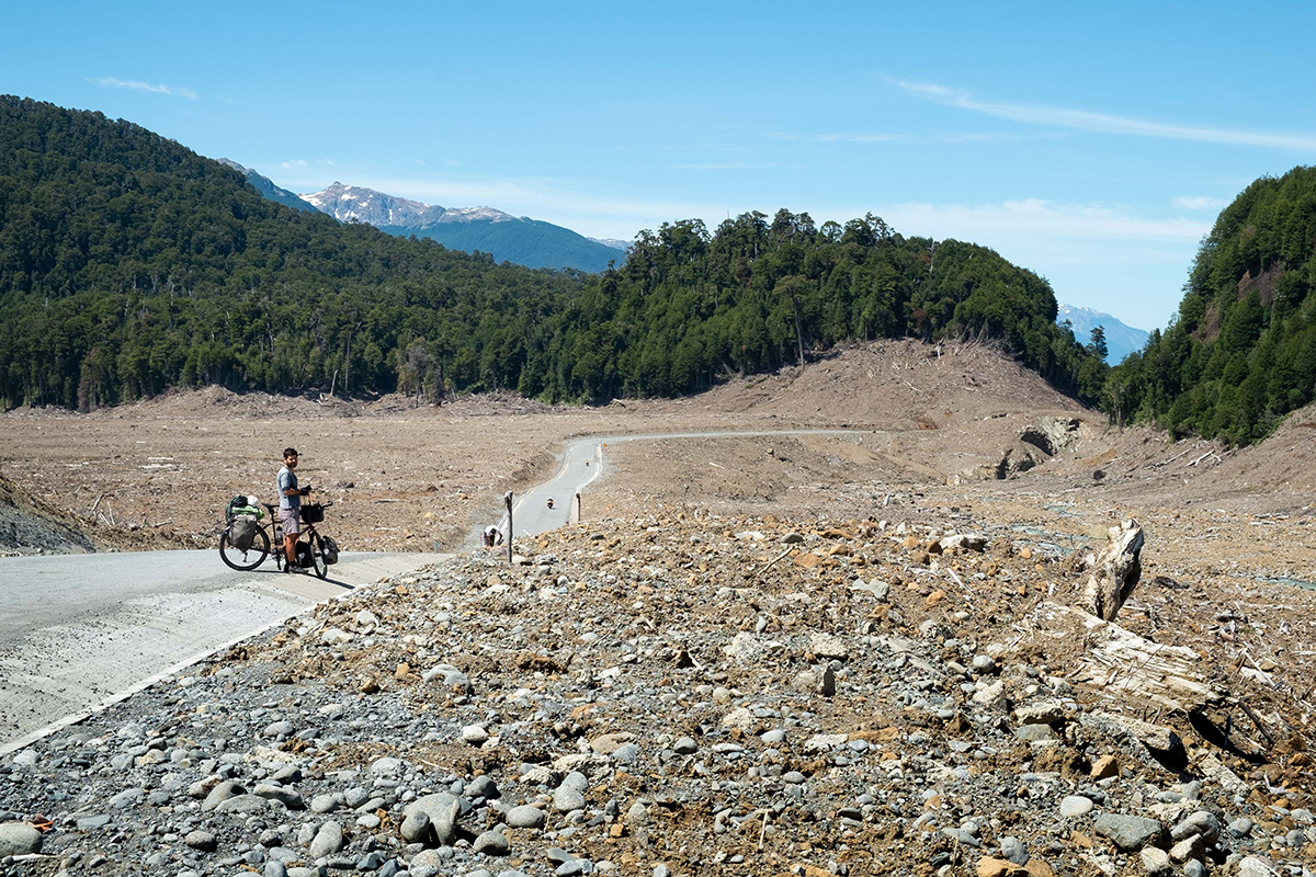 Près de Villa Santa Lucia, les piles de débris remplacent toujours la forêt.