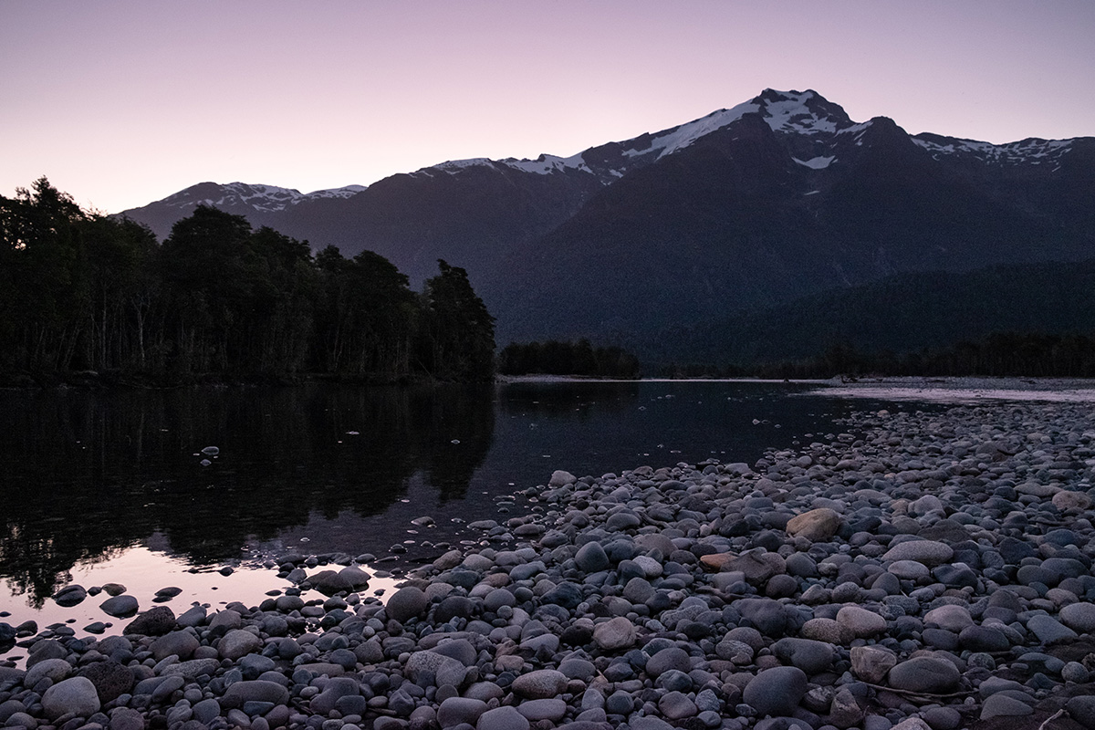 Une autre soirée entre rivière et montagnes. On ne voit pas les taons dans cette photo !