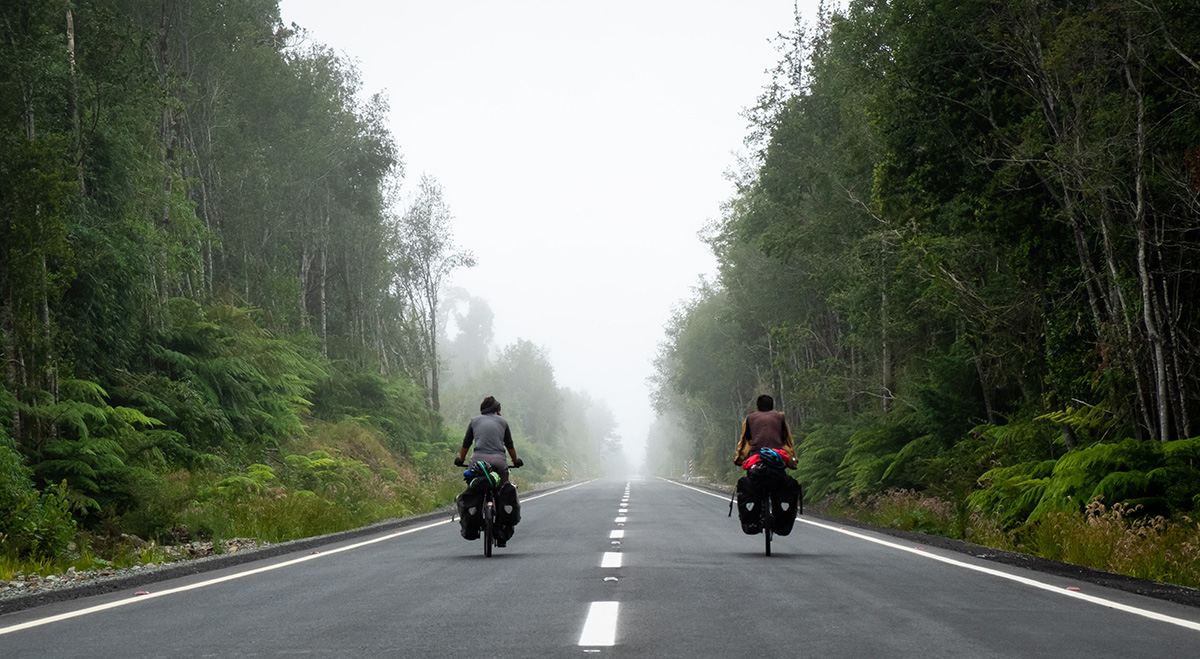 Jonathan et Davide profitent d’une belle route déserte avant le début du gravier.