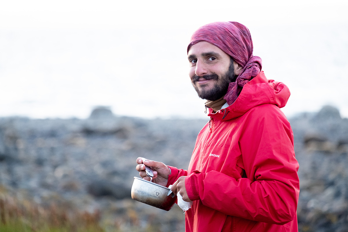 Davide avec ses doigts en bandages, quelques jours après l’incident.