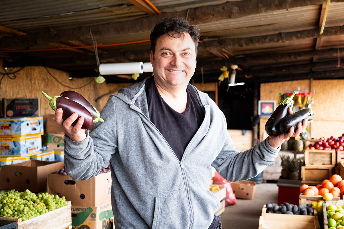 Nicolas, au marché de fruits et légumes.