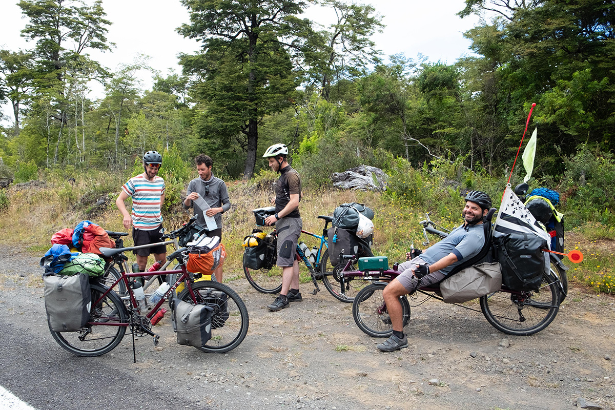 Nous rencontrons quelques Français sur la route, dont un couple de Bretons en vélo couché. Je me fais un plaisir d’en essayer un !