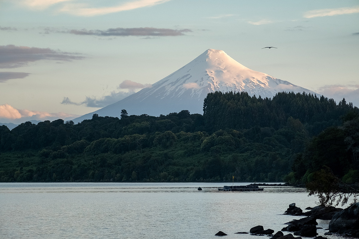 Le Volcan Puntiagudo sur les bords du lac Rupanco.