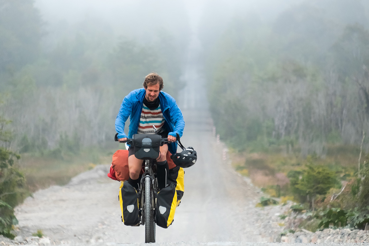 L’ami Freddy dans une montée à travers la brume matinale.