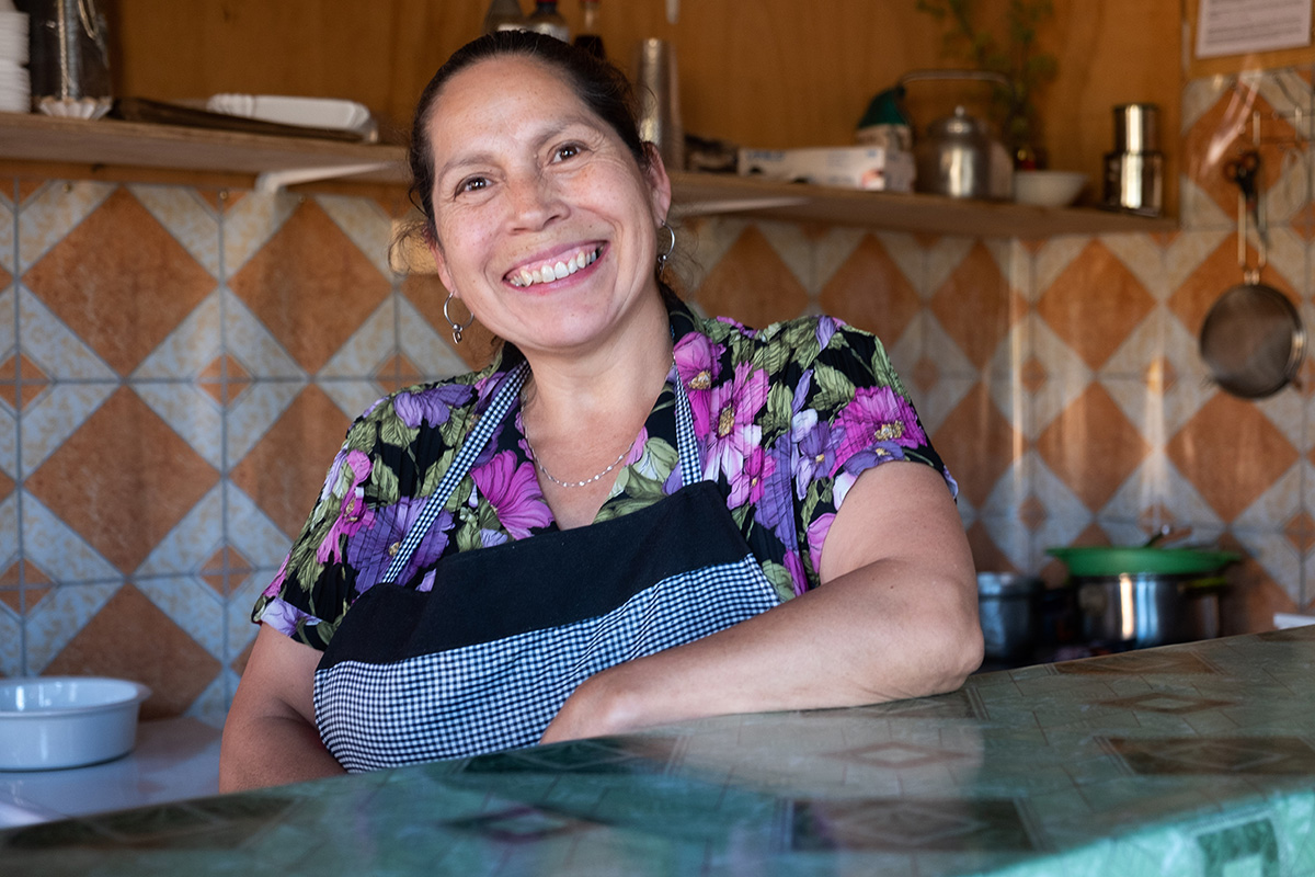 La souriante Margarita, derrière le comptoir de son restaurant à Cañete.