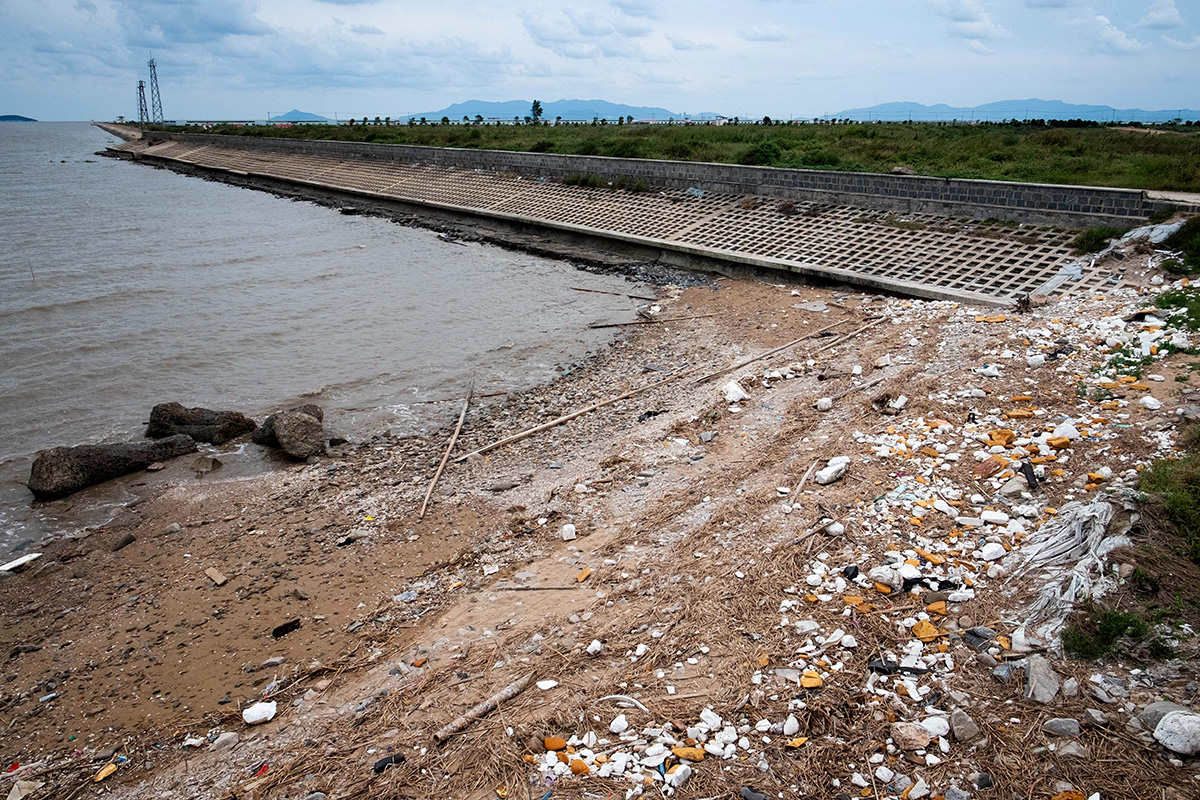 Une plage chinoise remplie de morceaux de polystyrène.