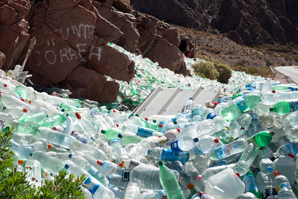 Une ancienne tradition de la pampa argentine consiste à accumuler des bouteilles d’eau en bordure de route pour prévenir la déshydratation des voyageurs. Alors que quelques-unes suffiraient, on en trouve parfois des milliers au même endroit…