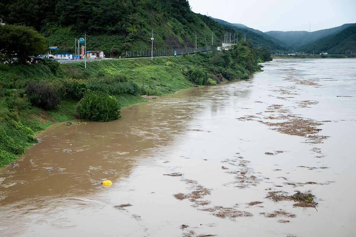 Après la pluie, les rivières de la Corée du Sud se gorgent de plastique et d’autres déchets amenés par les ruisseaux.