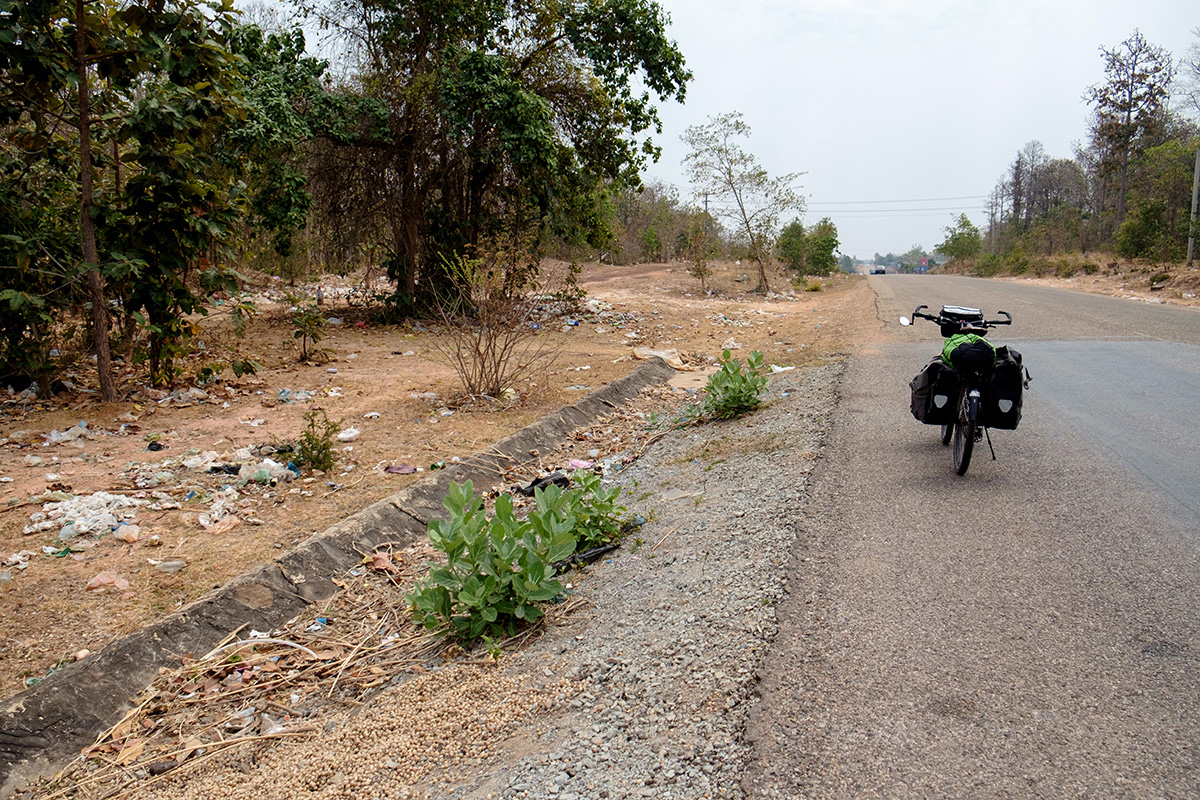 Les bords de chemin au Laos sont constamment recouverts d’innombrables déchets.