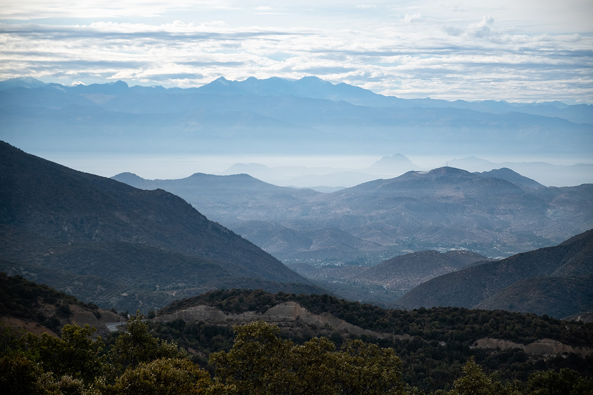 Regard vers l’arrière, où j’aperçois la grande cordillère des Andes au loin.
