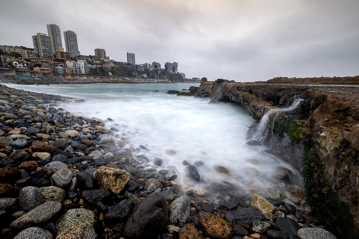 Les vagues en va-et-vient créent des remous au pied de la ville.