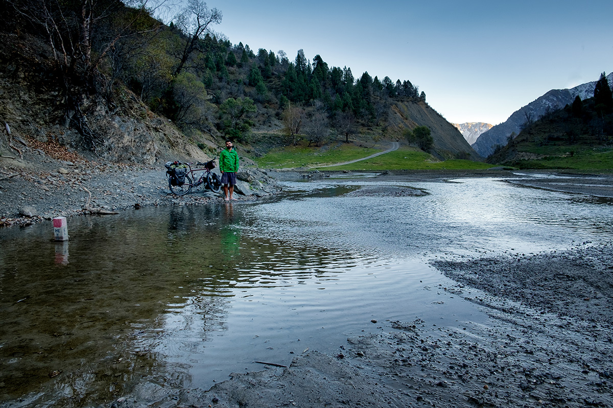 Prendre ses propres photos demande parfois de traverser l’eau pour poser son trépied, revenir sur ses pas et jouer le comédien devant son propre appareil.