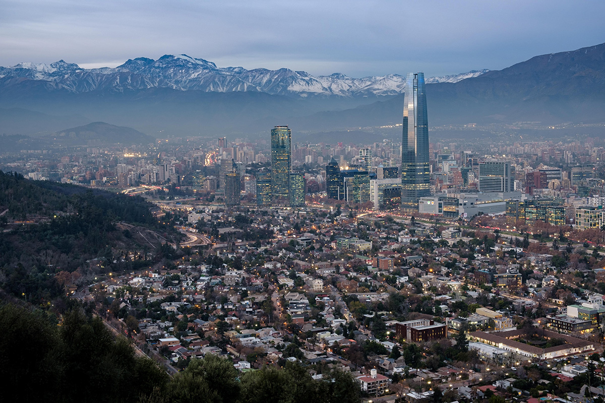 Santiago en hiver, avec la cordillère des Andes en arrière-plan.
