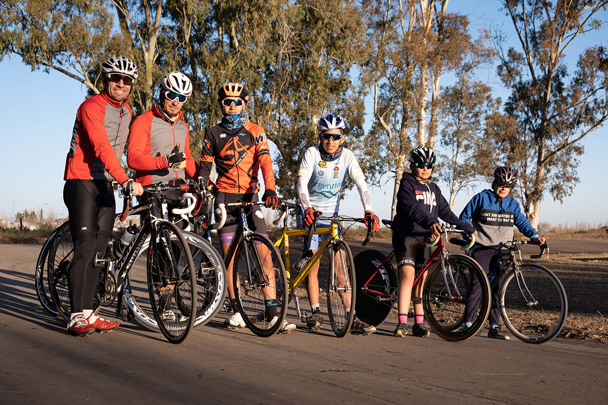 Les jeunes et moins jeunes roulant sur la petite piste du vélodrome rural.