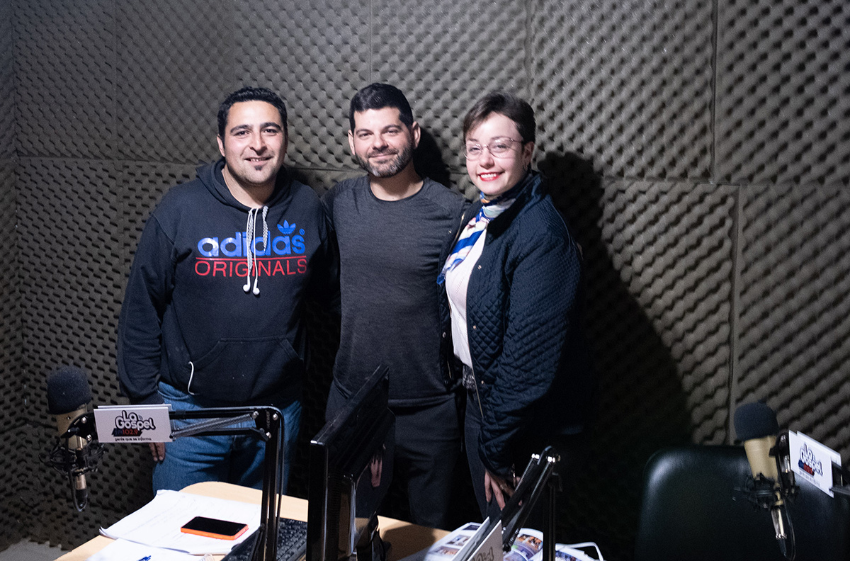 En compagnie des deux co-animateurs de la Radio Gospel.