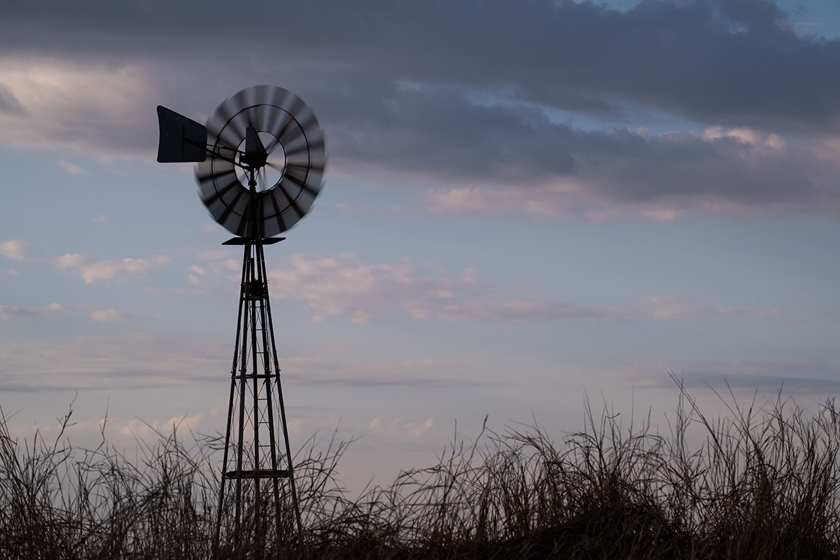 La route se poursuit à travers la grande Argentine agricole.