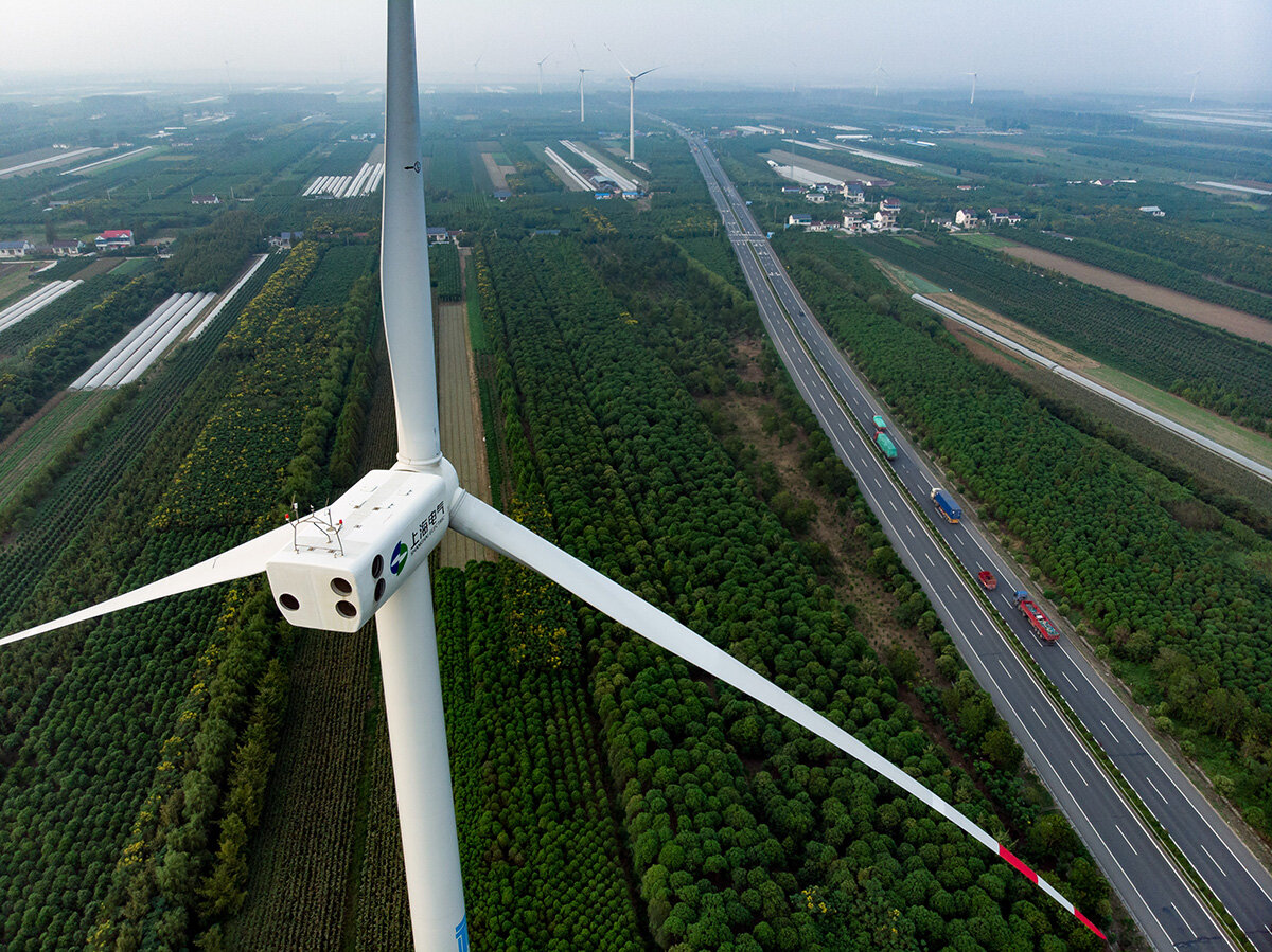 Les innombrables éoliennes ne sont qu’un seul des signes de la grande modernité chinoise en route.