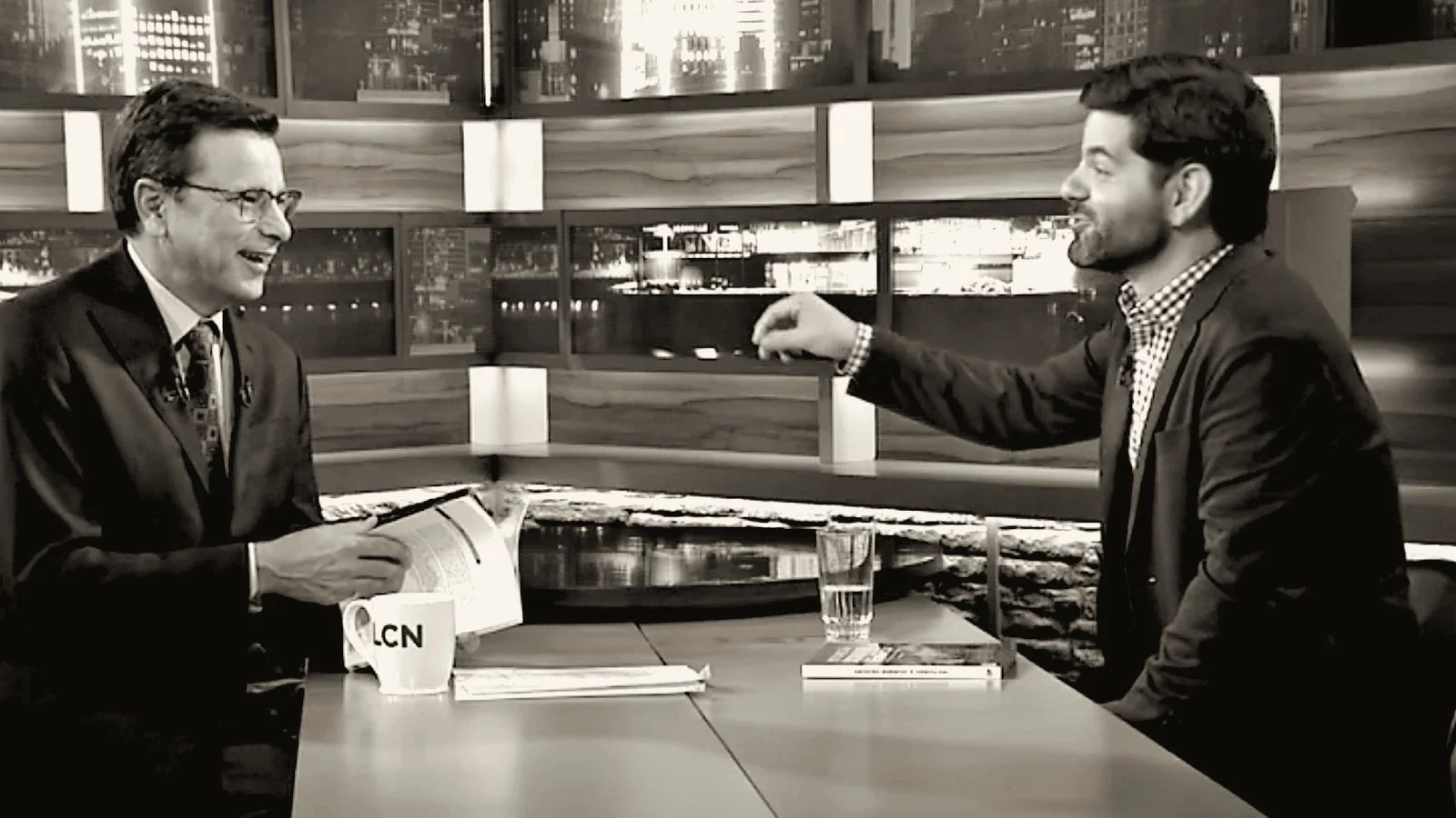 Denis Lévesque feuillette le livre de Jonathan B. Roy pendant l'entrevue sur LCN